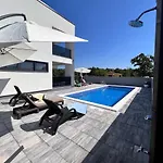 H Villa *